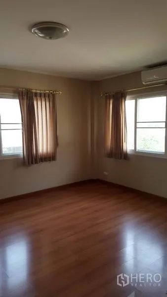 独立式住宅 出售在Mueang Nonthaburi, Nonthaburi - 角落卧室，木地板，两扇窗及壁挂空调