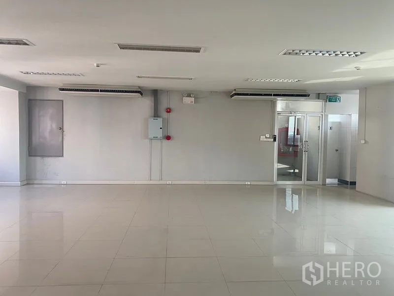 สำนักงาน ให้เช่าในBang Na, Bangkok - ออฟฟิศพร้อมเครื่องปรับอากาศแบบแขวนผนัง ประตูกระจก และตู้ไฟ
