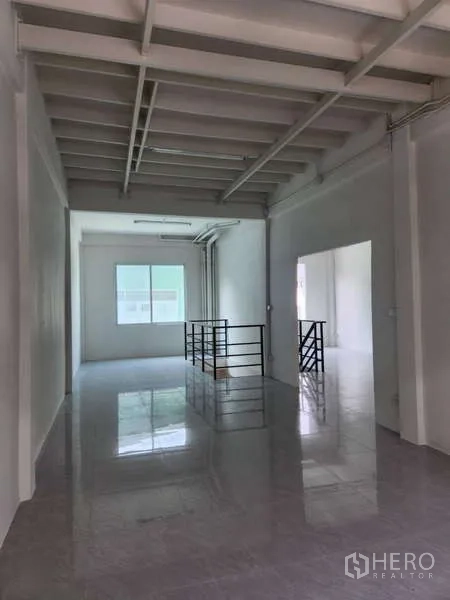 Shophouse for rent in Khlong Toei, Bangkok - Bright upper corridor with tiled floor and metal railing.