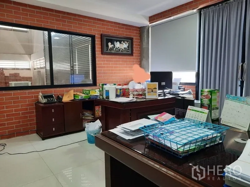 工厂 出租或出售在Lat Lum Kaeo, Pathum Thani - 管理办公室，砖墙装饰，观仓库的窗与玻璃门。