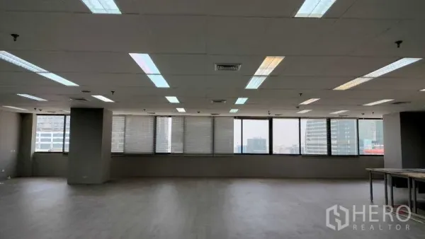 办公空间 出租或出售在Pathum Wan, Bangkok - 大面积办公楼层，整排大窗眺望曼谷天际线。