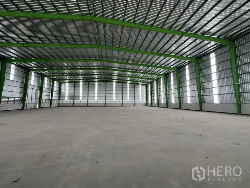 Warehouse for rent in Wang Noi, Phra Nakhon Si Ayutthaya - Open-span warehouse floor with skylight panels and a high metal roof.