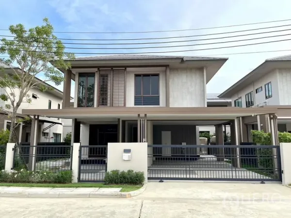 Detached House for rent in Bang Kapi, Bangkok - Front elevation of the modern detached house with metal gate and driveway.