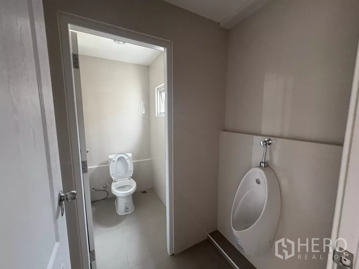 Factory for rent in Bang Phli, Samut Prakan - Men’s restroom with urinal and private toilet cubicle.