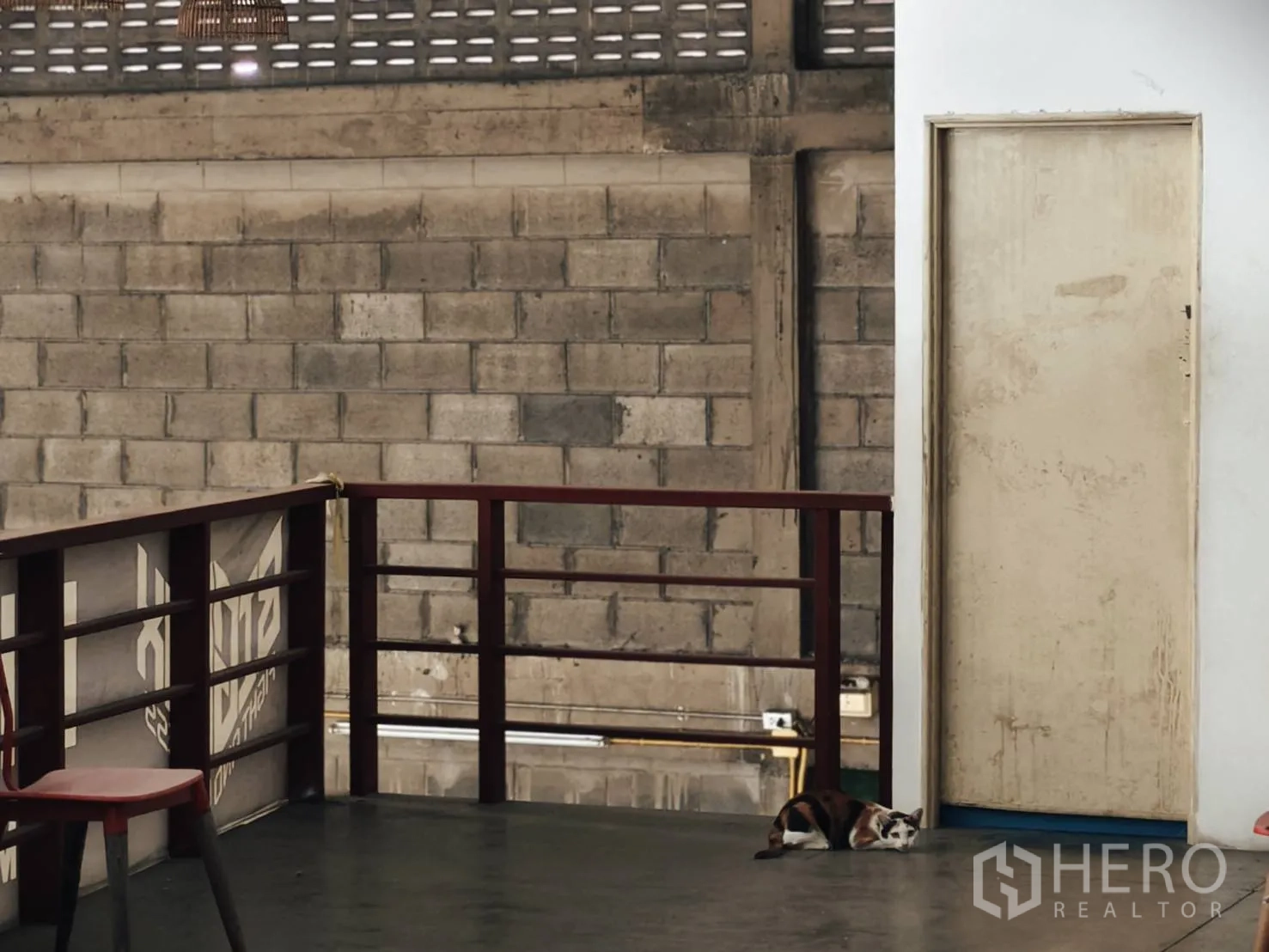 Warehouse for rent in Khlong Toei, Bangkok - Mezzanine corner with brick wall, metal railing and a closed door.