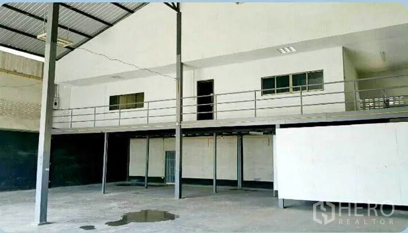 货栈 出租在Sai Mai, Bangkok - 夹层办公室特写，带窗户、栏杆和钢立柱。