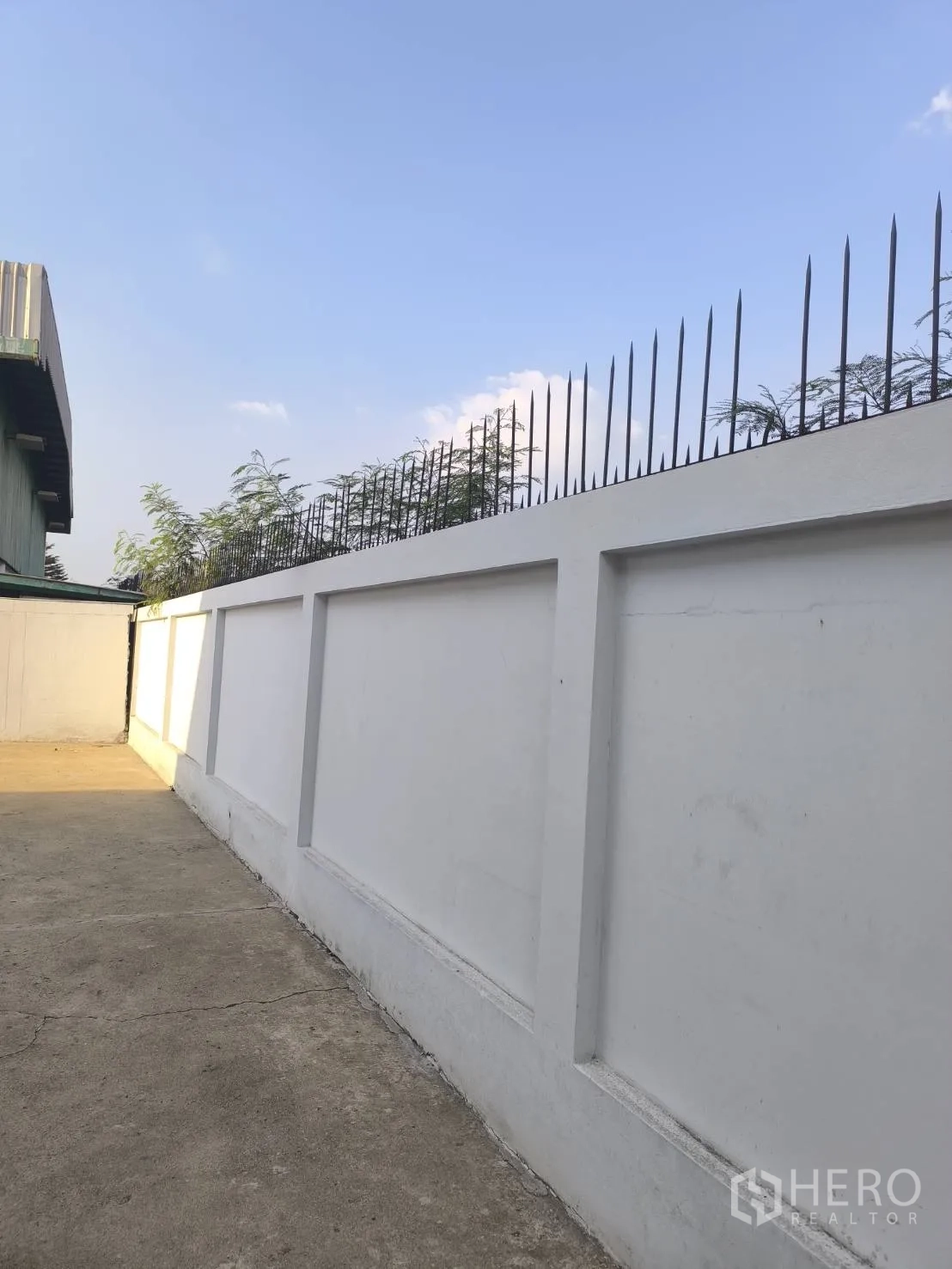 工厂 for sale in Khlong Luang, Pathum Thani - 周界围墙顶部安装金属防爬尖刺。