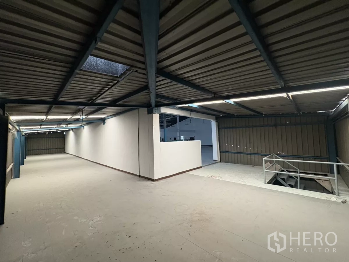 Factory for rent in Khlong Toei, Bangkok - Mezzanine corridor with stair access overlooking the main production area.