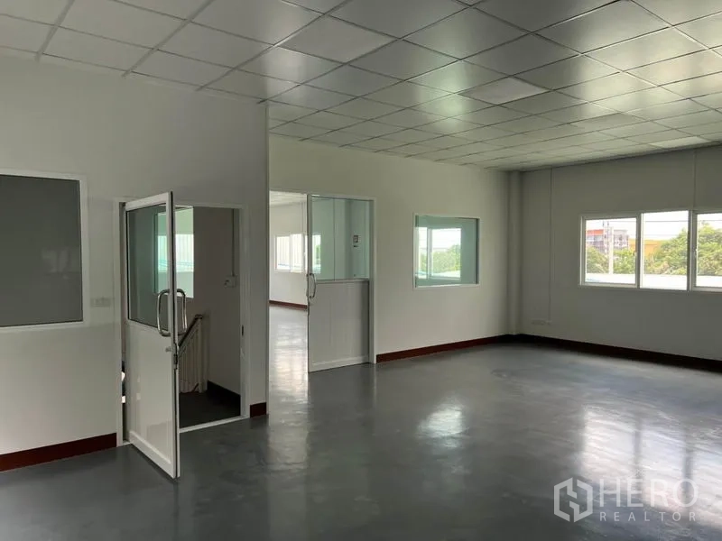货栈 出租在Lat Krabang, Bangkok - 开放式办公室楼层，玻璃隔断、楼梯出入口与自然采光