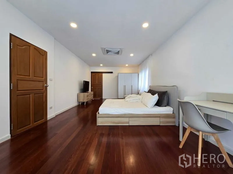 Home Office for rent - Bright bedroom with a study desk, wardrobe and glossy wooden flooring.