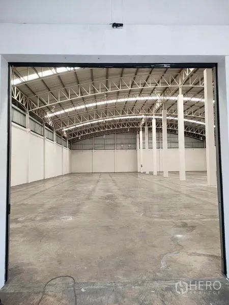 Warehouse for rent in Bang Pa-in, Phra Nakhon Si Ayutthaya - Spacious warehouse interior with high steel truss roof and polished concrete floor.