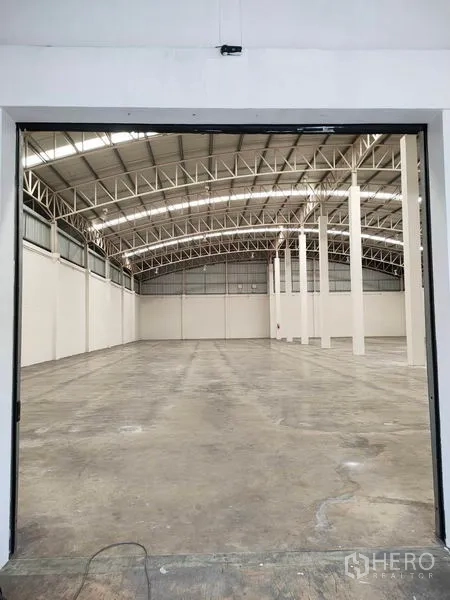 Warehouse for rent in Bang Pa-in, Phra Nakhon Si Ayutthaya - Spacious warehouse interior with high steel truss roof and polished concrete floor.