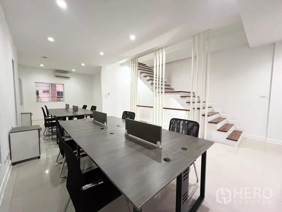 带办公室的家 出租在Bueng Kum, Bangkok - 开放式办公区，长桌、座椅与楼梯景观。
