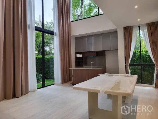 Detached House for rent - Double-height living and dining area with floor-to-ceiling windows, garden view and a pantry kitchen with island.