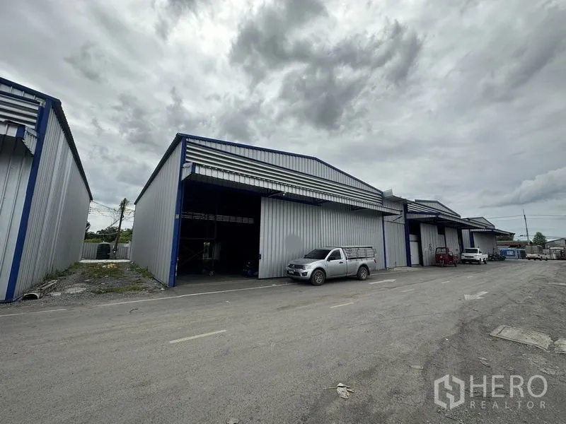 Warehouse for rent in Khlong Luang, Pathum Thani - New steel-clad warehouse units with a wide asphalt access road in Khlong Luang, Pathum Thani.