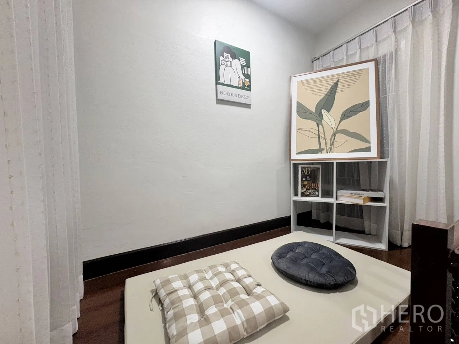 Detached House for rent in Huai Khwang, Bangkok - Tatami-style reading corner with floor cushions and a low bookshelf.