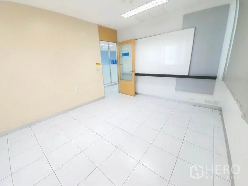 办公空间 出租在Bang Na, Bangkok - 小型会议室，配白板、米色门与瓷砖地面。