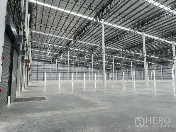Factory for rent in Bang Phli, Samut Prakan - Spacious production hall with polished concrete floor, 10 m clear height and steel truss roof.