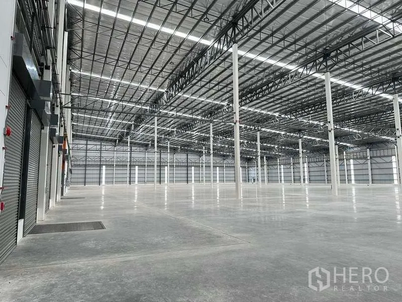 Factory for rent in Bang Phli, Samut Prakan - Spacious production hall with polished concrete floor, 10 m clear height and steel truss roof.