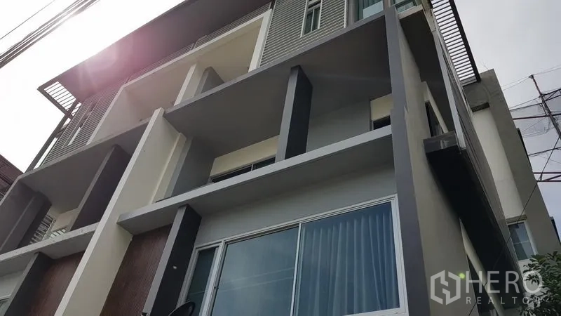 Home Office for sale in Wang Thonglang, Bangkok - Contemporary multi-storey home office facade with balconies and large windows