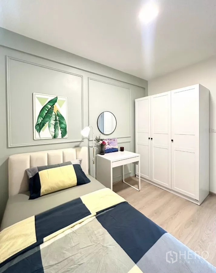 Townhouse for rent in Prawet, Bangkok - Third bedroom with single bed, white wardrobe and compact study desk.