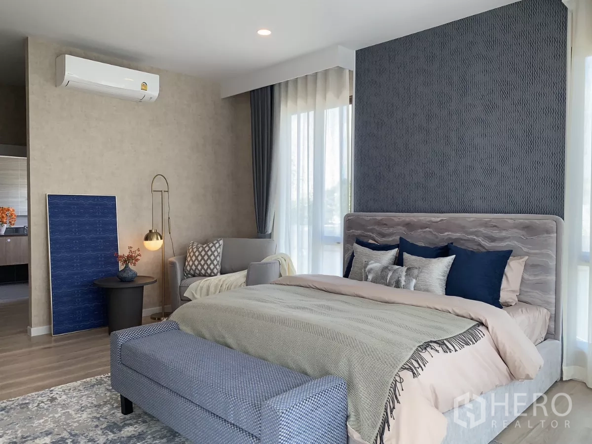 Detached House for rent in Bang Kapi, Bangkok - Spacious master bedroom with seating area, bench and large windows.
