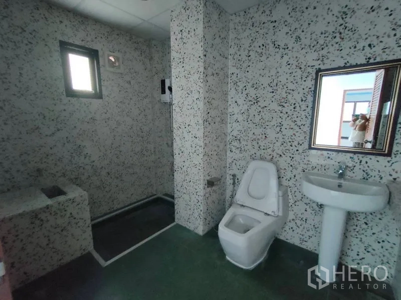 Home Office for rent in Pathum Wan, Bangkok - Bathroom with terrazzo walls, shower area, pedestal sink and a small window.