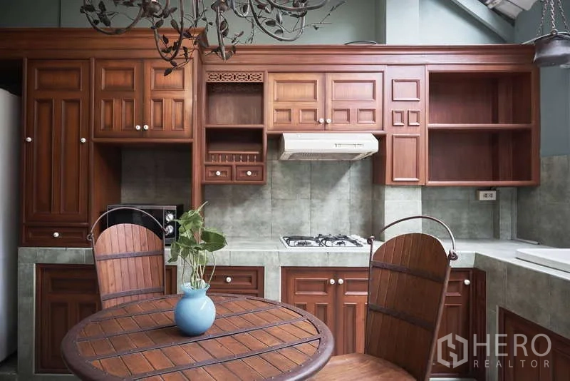 Townhouse for rent in Khlong Toei, Bangkok - Close‑up of kitchen with gas hob, extractor and breakfast table