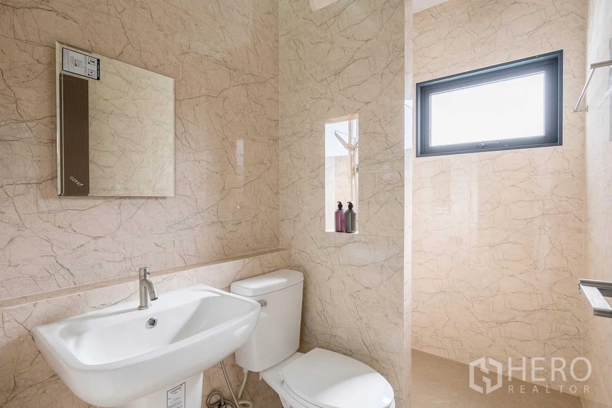 โฮมออฟฟิศ for rent in Khlong Toei, Bangkok - ห้องน้ำในตัวโทนหินอ่อนสีเบจ มีอ่างล้างหน้า โถสุขภัณฑ์ และพื้นที่อาบน้ำพร้อมหน้าต่าง