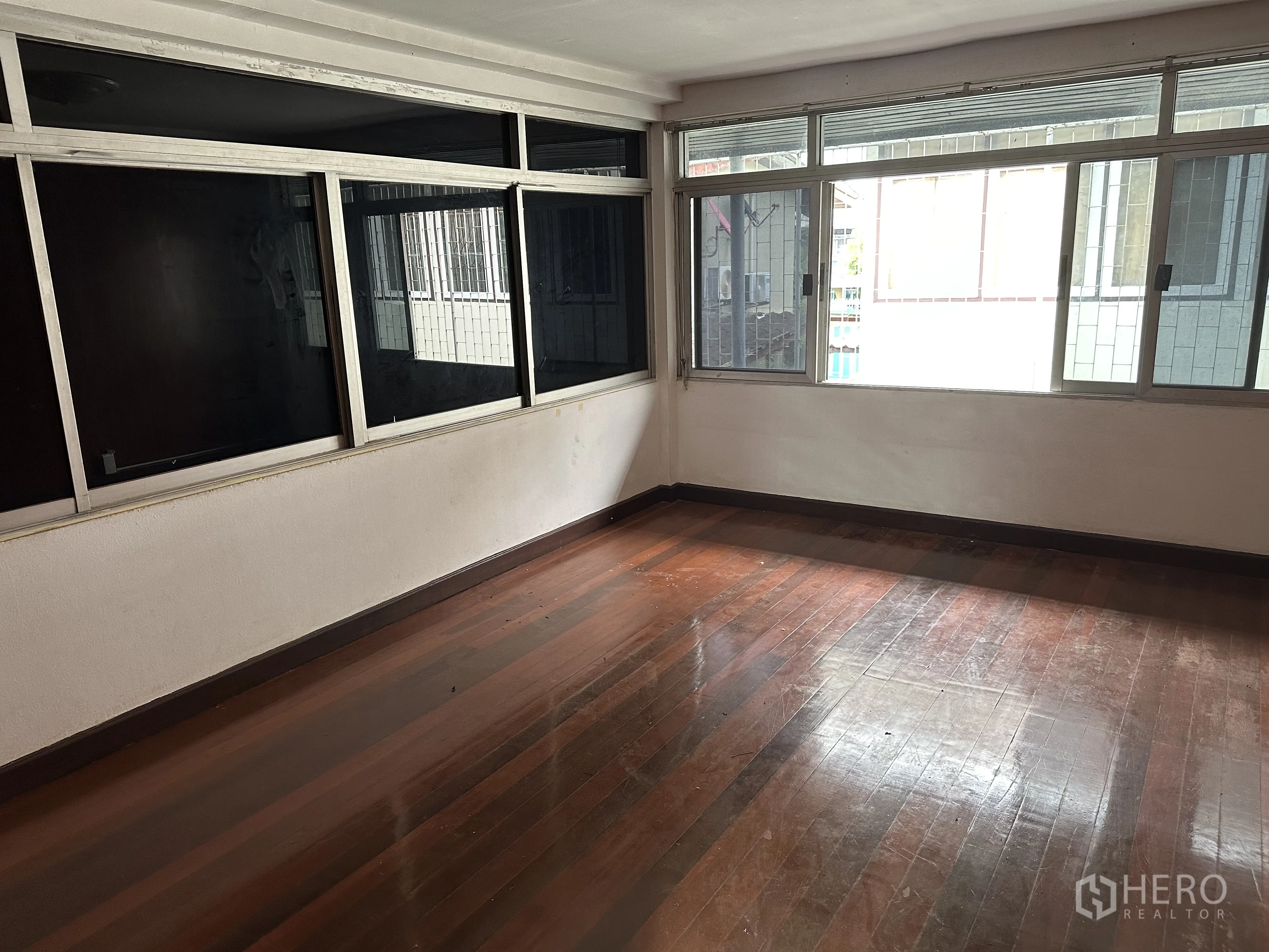 Home Office for rent in Suan Luang, Bangkok - Bright room with wood floors, sliding windows and interior partition glazing.