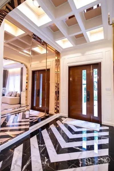 บ้าน ขายในPak Kret, Nonthaburi - โถงทางเข้าเพดานหลุม ผนังกระจกเงา และพื้นหินอ่อนลายขาวดำ