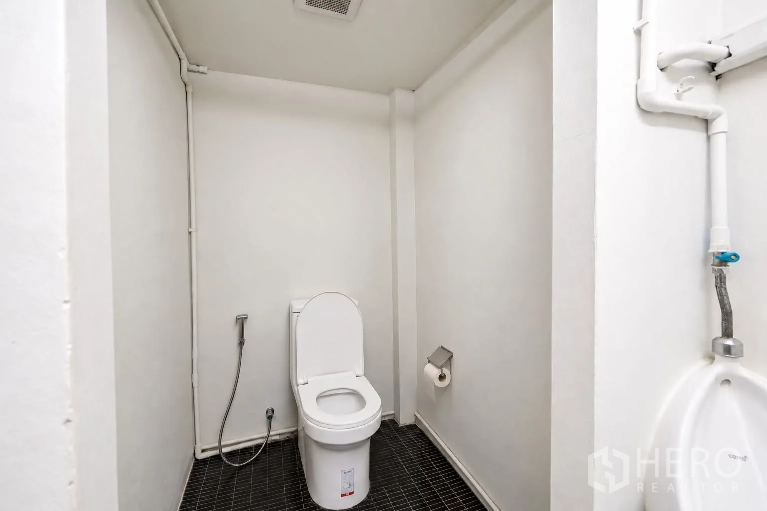 零售空间 for rent in Watthana, Bangkok - 独立坐便间，配喷枪与瓷砖地面。