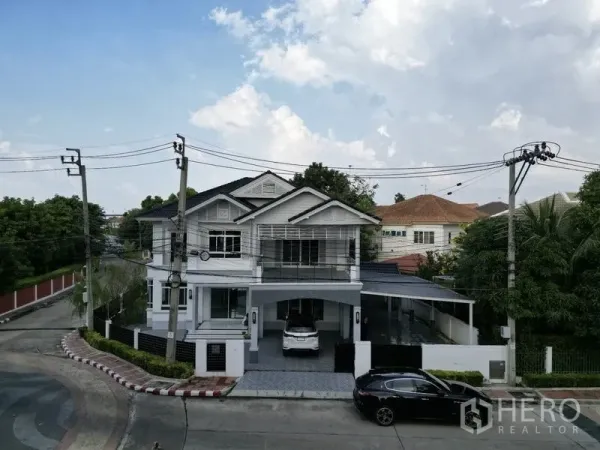 บ้าน ขายในPak Kret, Nonthaburi - บ้านเดี่ยวสองชั้นแปลงมุมในปากเกร็ด นนทบุรี มีโรงจอดรถและระเบียง