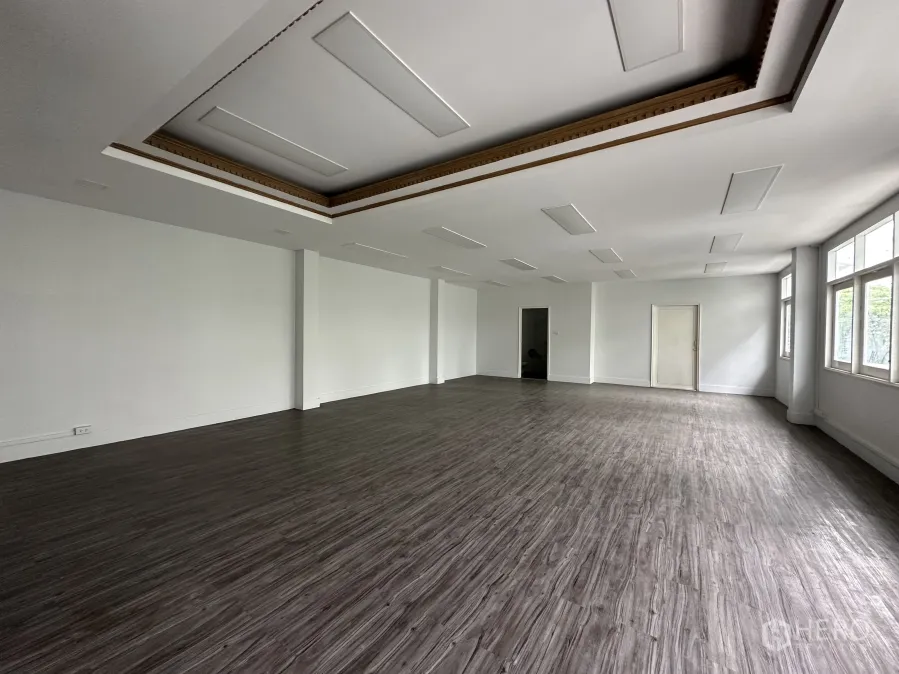 พื้นที่ขายของ for rent in Bang Rak, Bangkok - พื้นที่เปิดโล่งพร้อมฝ้าเล่นระดับและแสงธรรมชาติ