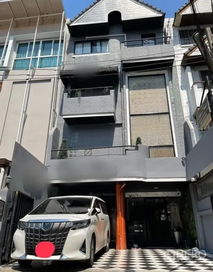 สำนักงานที่บ้าน ให้เช่าในWatthana, Bangkok - ด้านหน้าตึกโฮมออฟฟิศหลายชั้น พร้อมระเบียงและที่จอดรถหน้าบ้าน พื้นลายตาราง