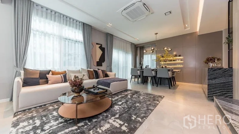 บ้าน ให้เช่าในPrawet, Bangkok - พื้นที่นั่งเล่นและรับประทานอาหารแบบโอเพ่นพร้อมหน้าต่างบานใหญ่และตกแต่งร่วมสมัย