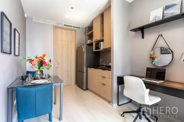 Condominium for rent in Pathum Wan, Bangkok - Two-seat dining nook beside a modern pantry kitchen and a dedicated home office workspace.
