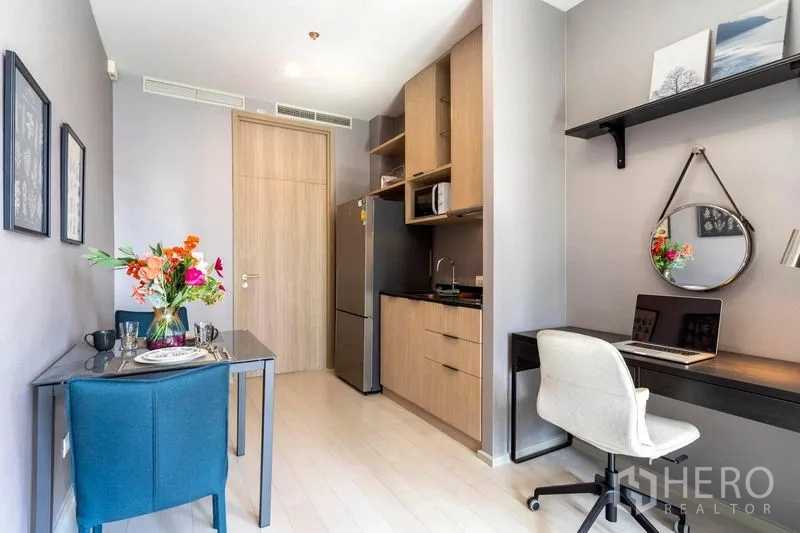 Condominium for rent in Pathum Wan, Bangkok - Two-seat dining nook beside a modern pantry kitchen and a dedicated home office workspace.