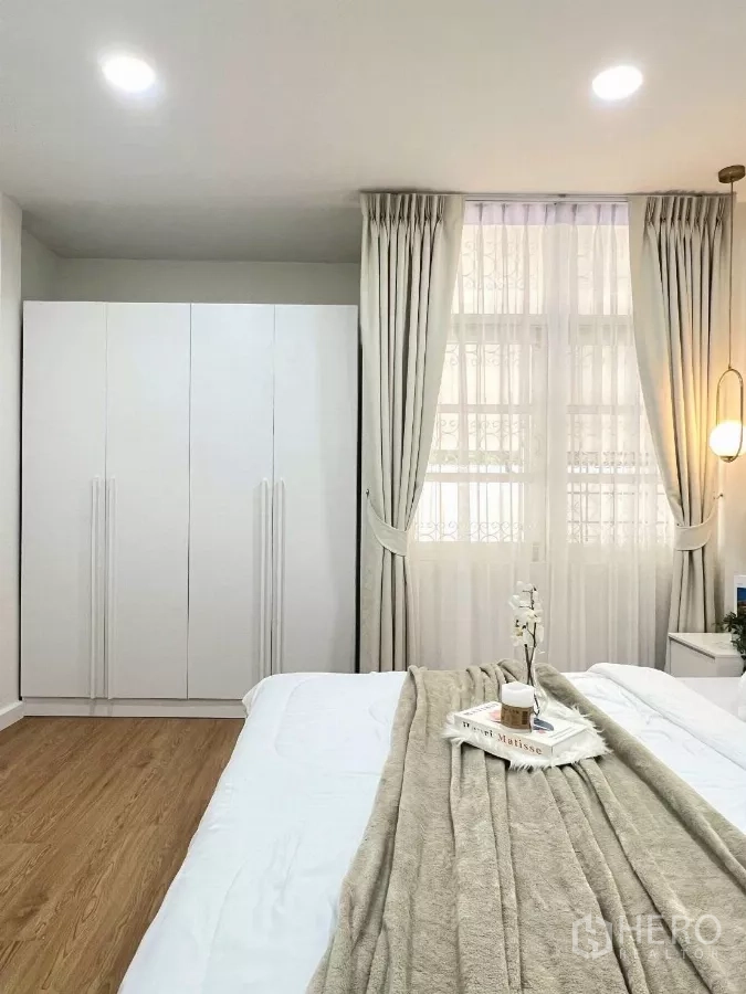 Detached House for rent in Huai Khwang, Bangkok - Primary bedroom showing large wardrobe, sheer curtains and neutral tones.