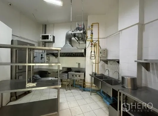 Retail Space for rent in Khlong Toei, Bangkok - Fitted commercial kitchen with extraction hood, gas lines, stainless sinks, and prep tables.