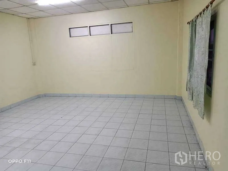 Warehouse for rent or sale in Mueang Samut Sakhon, Samut Sakhon - Simple tiled staff room with window and ceiling lighting.