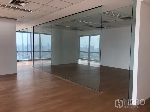 Office Space for rent in Din Daeng, Bangkok - Open-plan office featuring a full-height glass-partitioned meeting room with city outlook.