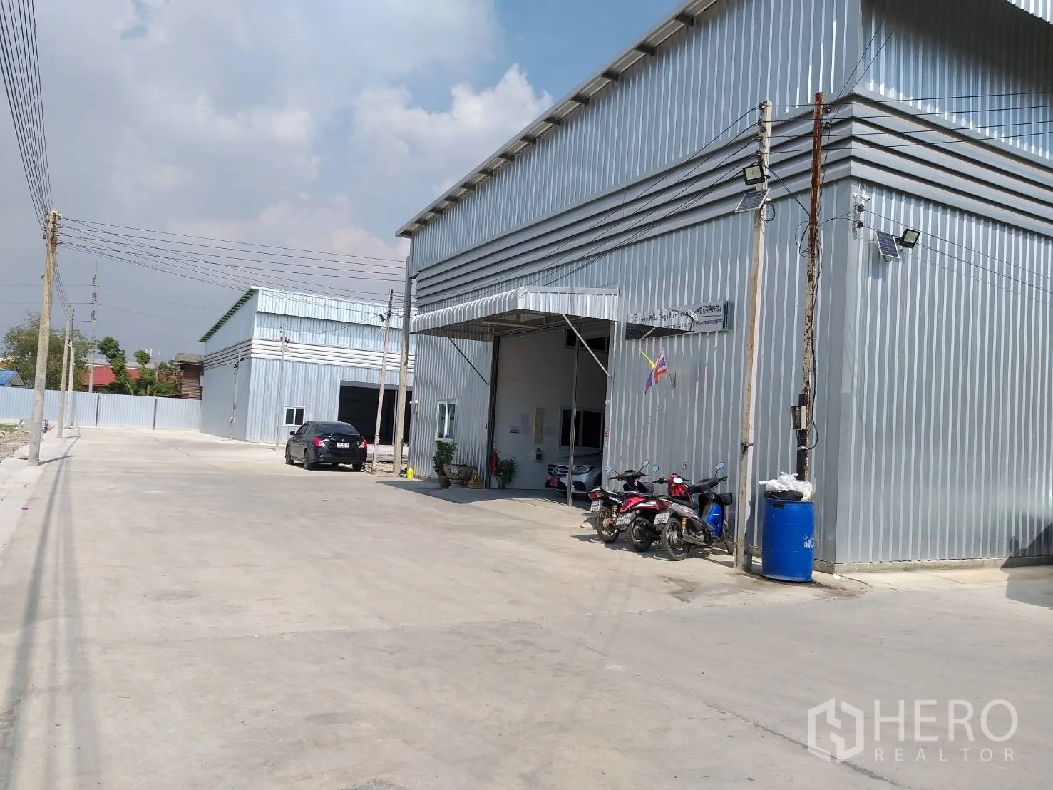 货栈 出租在Bang Phli, Samut Prakan - 仓库正面，带雨棚入口和摩托车停车位