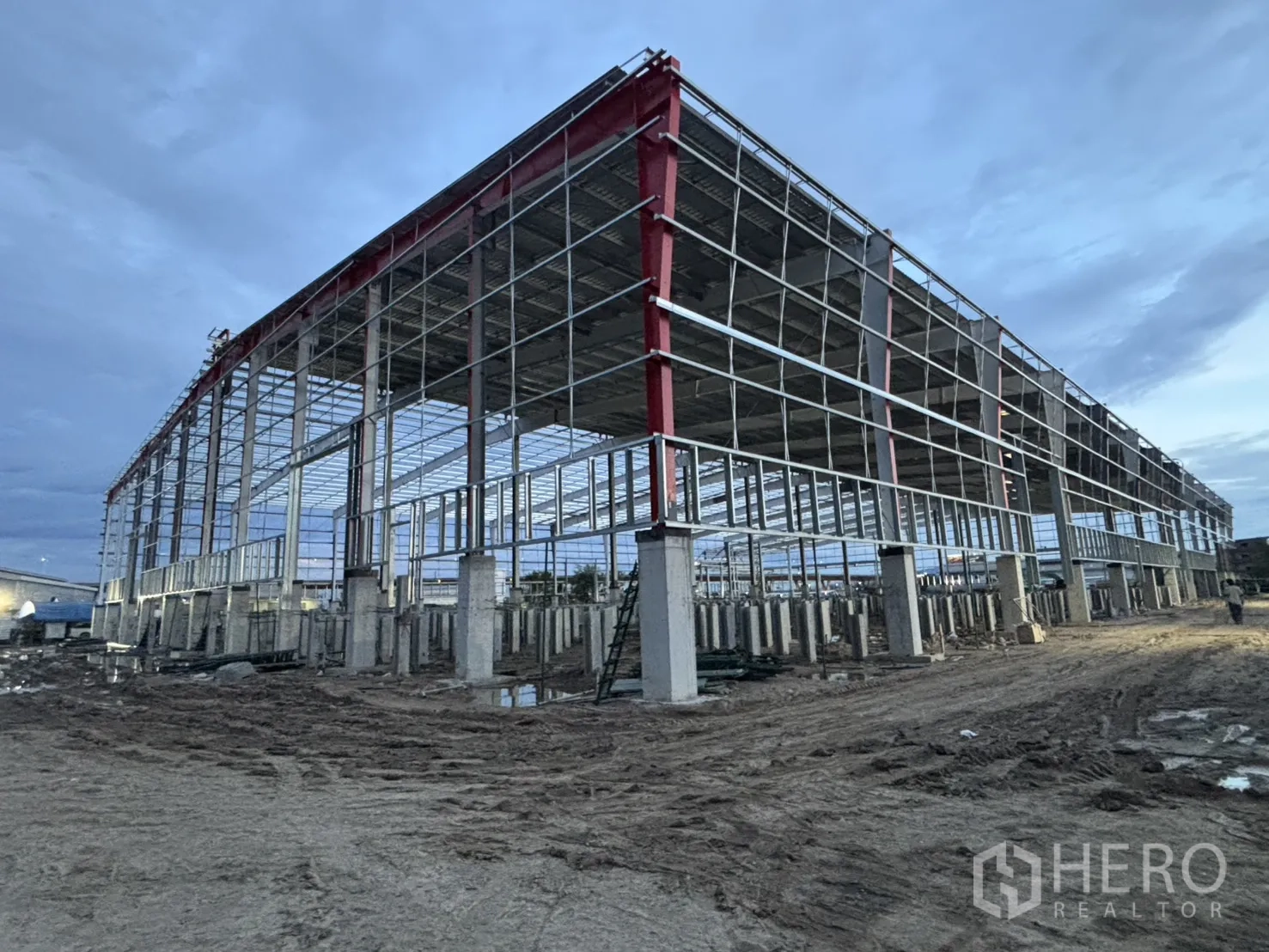 Factory for rent in Bang Pakong, Chachoengsao - Angle view of the building framework under construction with elevated base and open worksite.