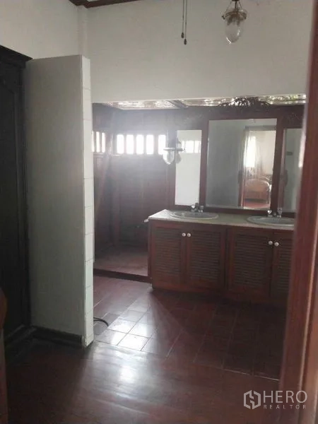 独立式住宅 出租或出售在Suan Luang, Bangkok - 浴室配木质柜体、双台盆和独立淋浴区。