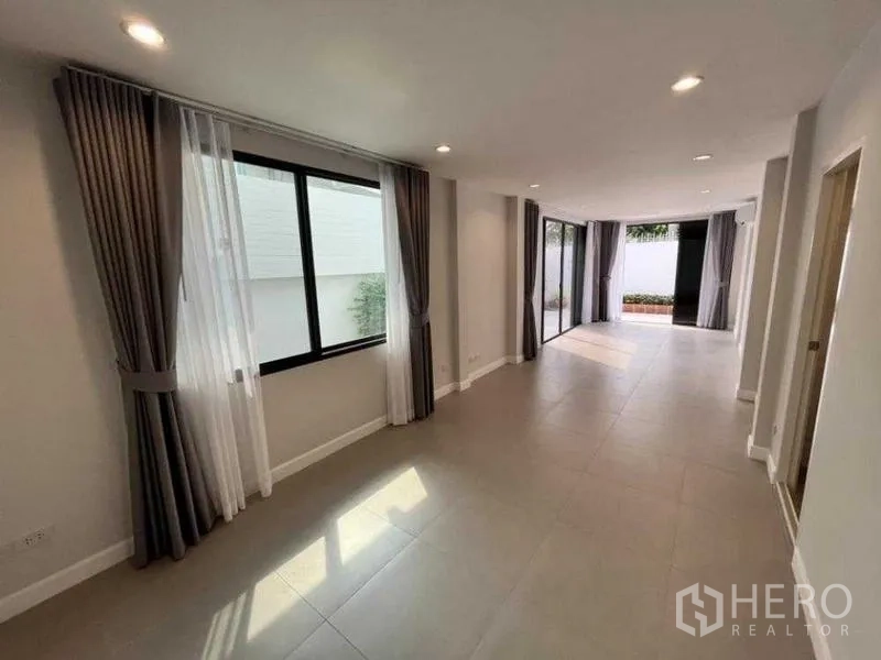 Detached House for rent in Phaya Thai, Bangkok - Bright multipurpose room with large windows and sliding glass doors.