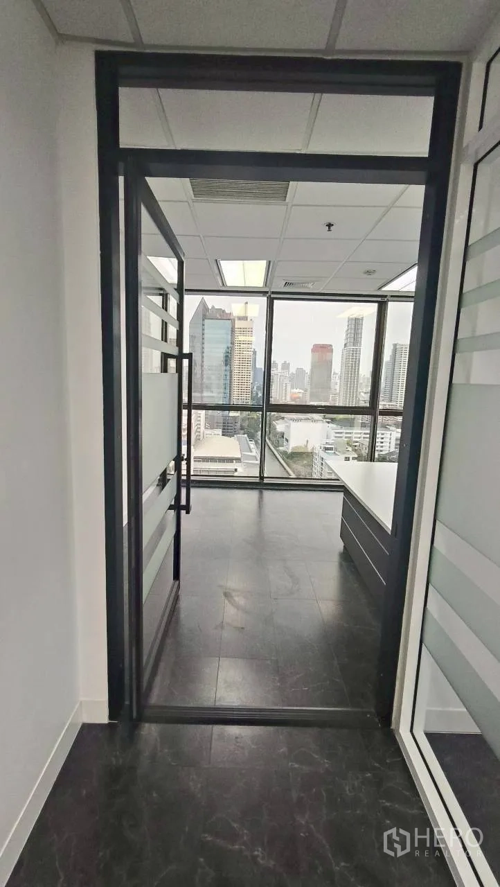 ออฟฟิศ for rent in Ratchathewi, Bangkok - ห้องผู้บริหารพร้อมโต๊ะสีขาวและวิวสกายไลน์กว้าง.