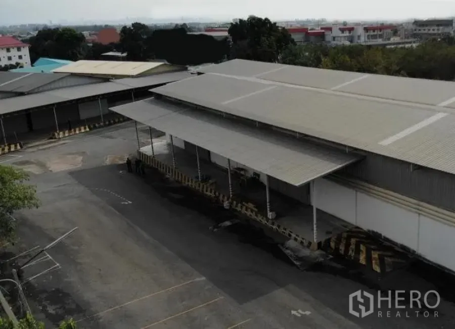 Warehouse for rent in Chon Buri - Long warehouse block with canopies and wide maneuvering yard for trailers in Si Racha, Chon Buri.