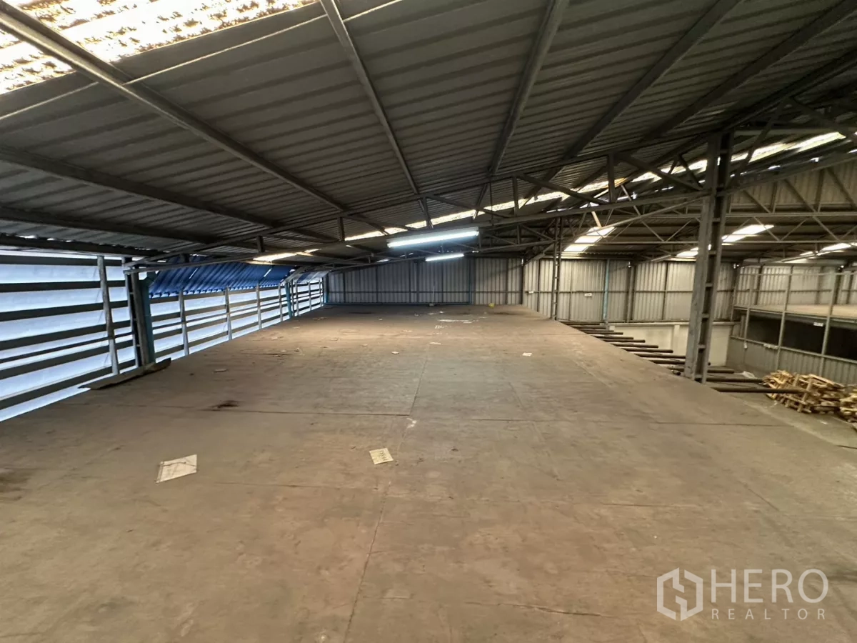 Warehouse for rent in Yan Nawa, Bangkok - Long mezzanine deck with ventilated side panels for airflow above the warehouse floor.