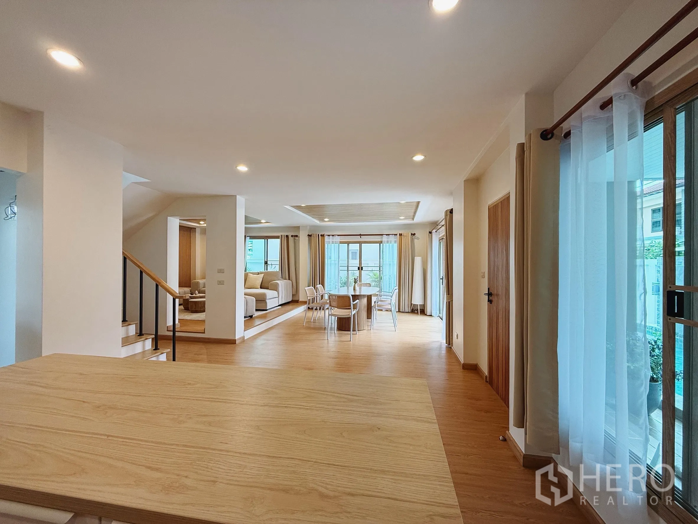 Detached House for sale in Suan Luang, Bangkok - Open-plan dining and living space with wide sliding doors to the terrace.